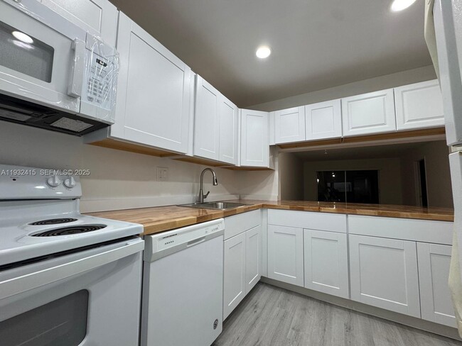 Foto del edificio - 8051 S Colony Cir