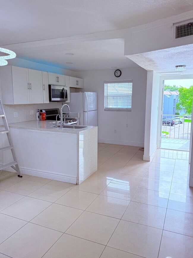 Foto del edificio - 8351 Sands Point Blvd