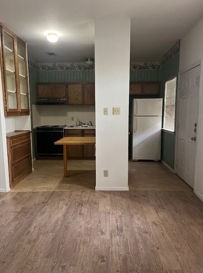 Foto del edificio - PRE LEASE CONDO FOR FALL 2026 - W/D Included