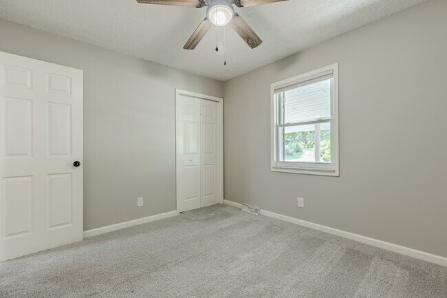 Foto del edificio - 343 Meadowview Dr