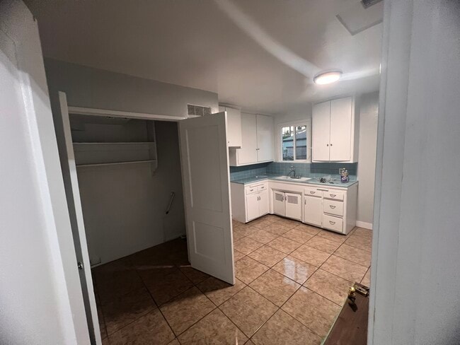 Foto del edificio - 2402 Schoolside Ave