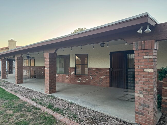 Building Photo - 3143 E Fox St