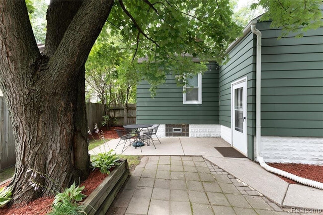 Building Photo - 914 N Maple Ave