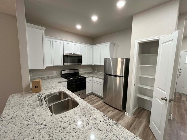 Building Photo - "Experience Luxury Living at Hunters Ranch...