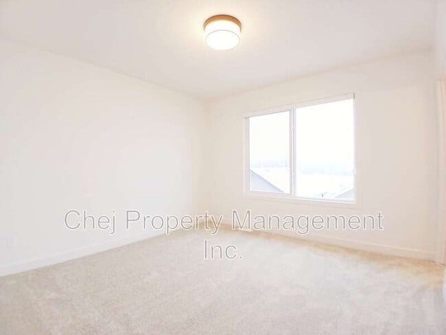 Photo du bâtiment - 1918-1209 209 St NW