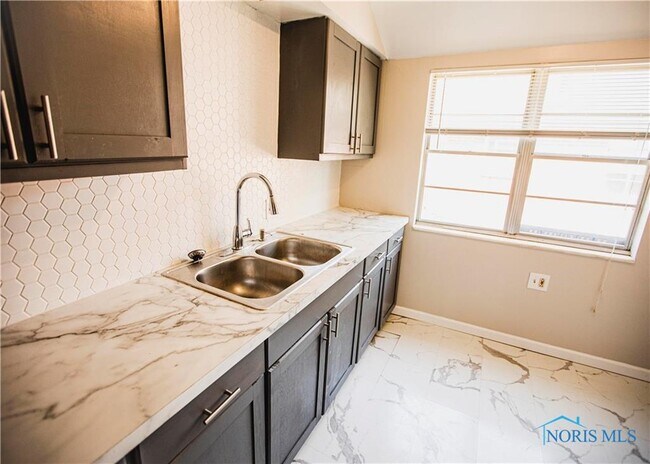 Kitchen with backsplash - 3127 Meadowbrook Ct
