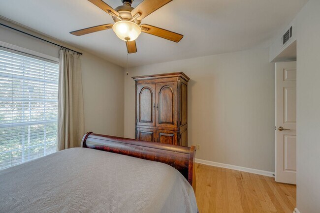 Foto del edificio - FULLY FURNISHED 2 BED 2 BATH TOWNHOME IN GREENHILLS $2500 PER MONTH.