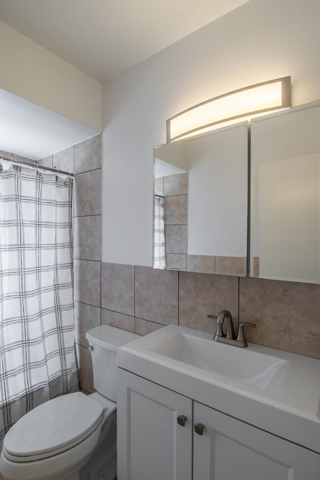 Building Photo - Elmhurst Deluxe One Bedroom Apartment