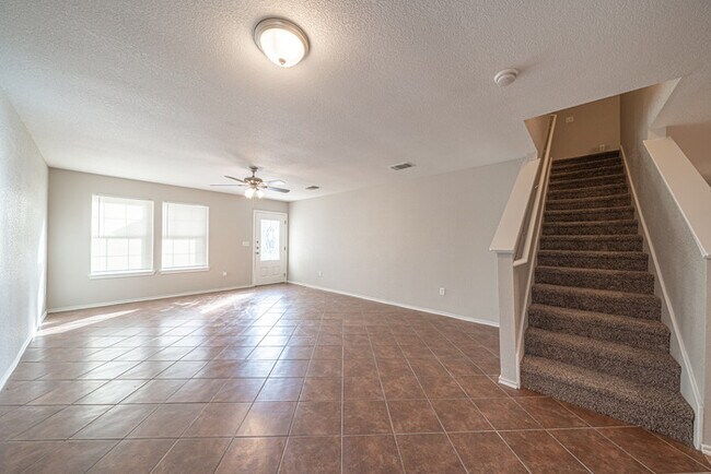 Building Photo - 2402 Mission Ct San Antonio TX 78223