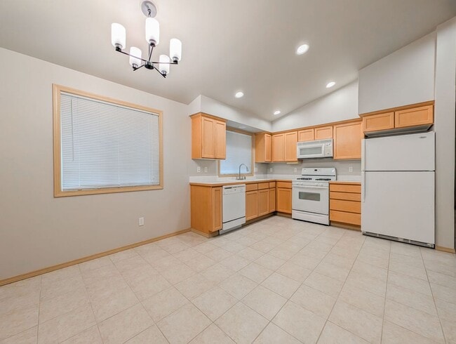 Building Photo - Charming 2 bedroom, 1.5 bath with fully fenced backyard and garage!