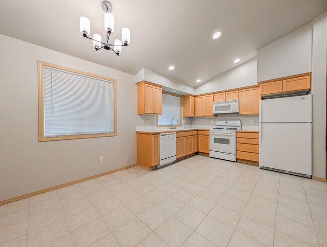 Foto del edificio - Charming 2 bedroom, 1.5 bath with fully fenced backyard and garage!