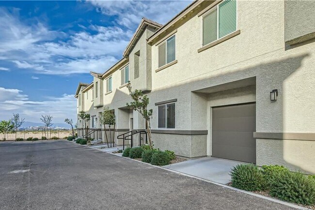 Foto del edificio - Beautiful townhome with amazing amenities,  convenience in a desirable community.