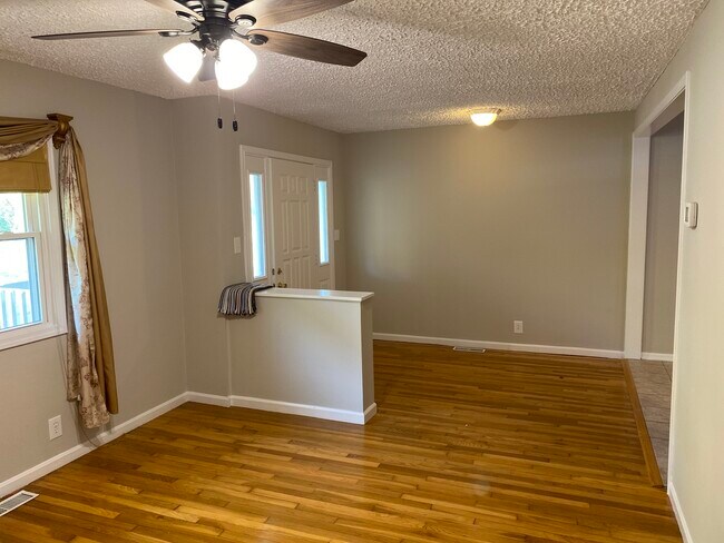 Building Photo - 1036 E Auman Dr