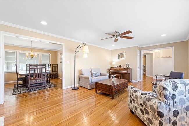 Building Photo - 4 Knollwood Dr