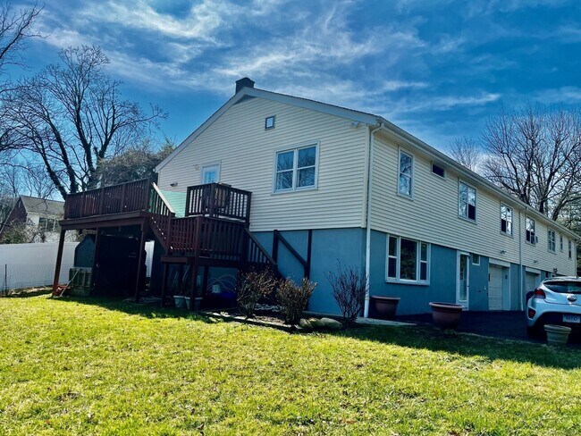 Building Photo - 123 Forest St