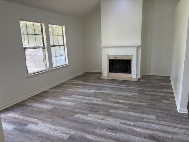 Foto del edificio - COMING SOON  LaVergne 3BR/1BA new floors, fresh paint, 1 acre lot