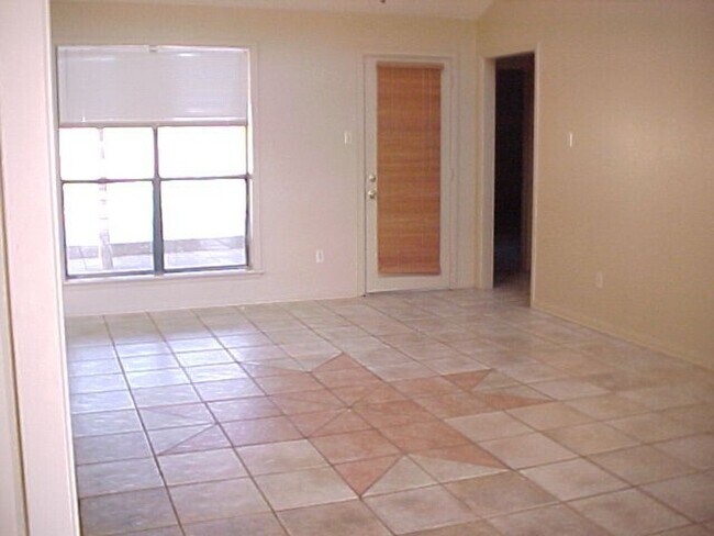 Building Photo - Beautiful 3/2 house centrally located home by Wolf Pen Creek!