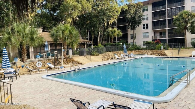 Piscina y jacuzzi - 640 N Nova Rd