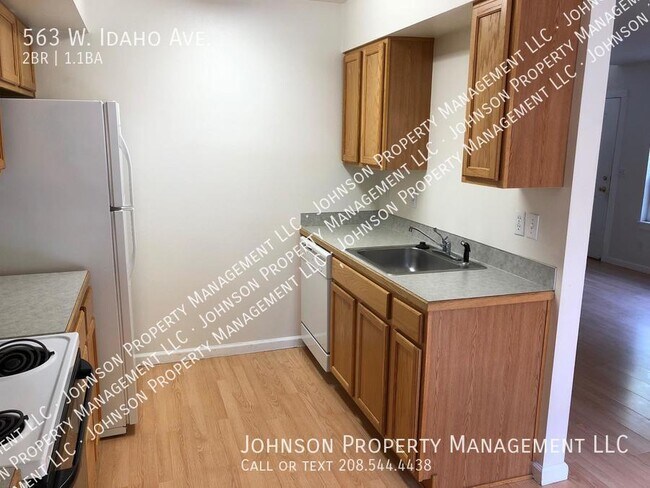 Building Photo - Many amenities on this West Meridian Townh...
