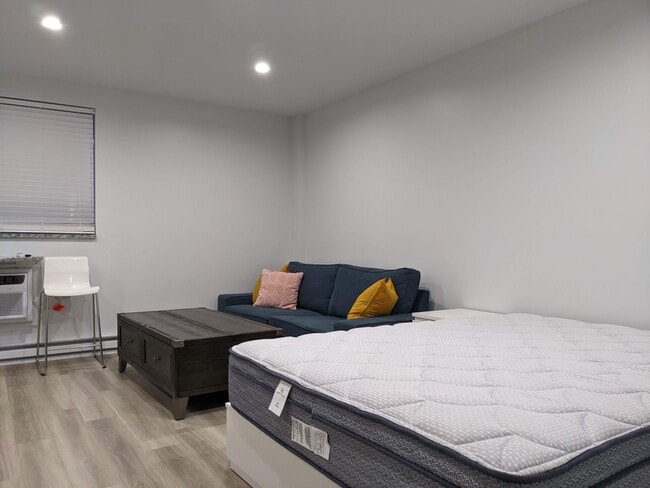 Área de estar y dormitorio - 522 E College Ave