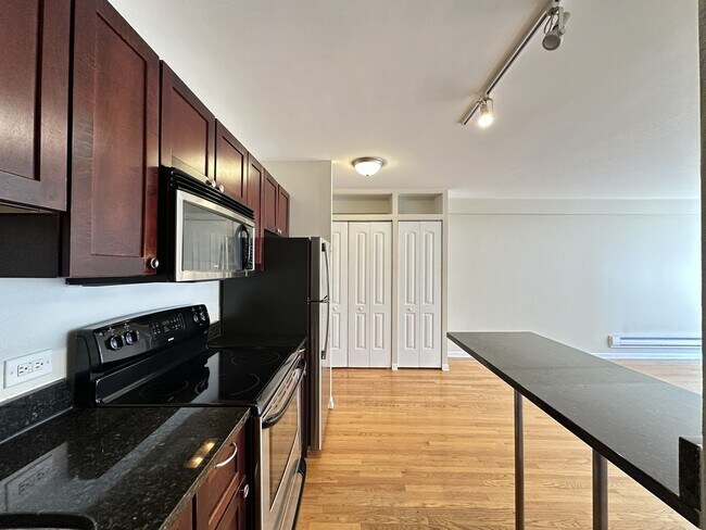 Foto del edificio - 4180 N Marine Dr