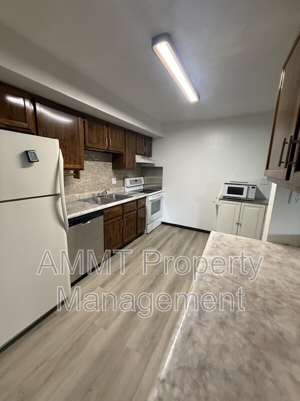 Building Photo - 608 S Garnavillo St