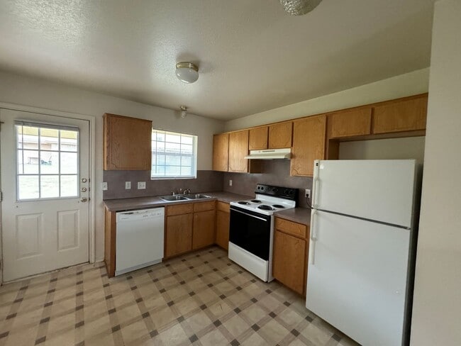 Building Photo - 4410 Sylvia Dr