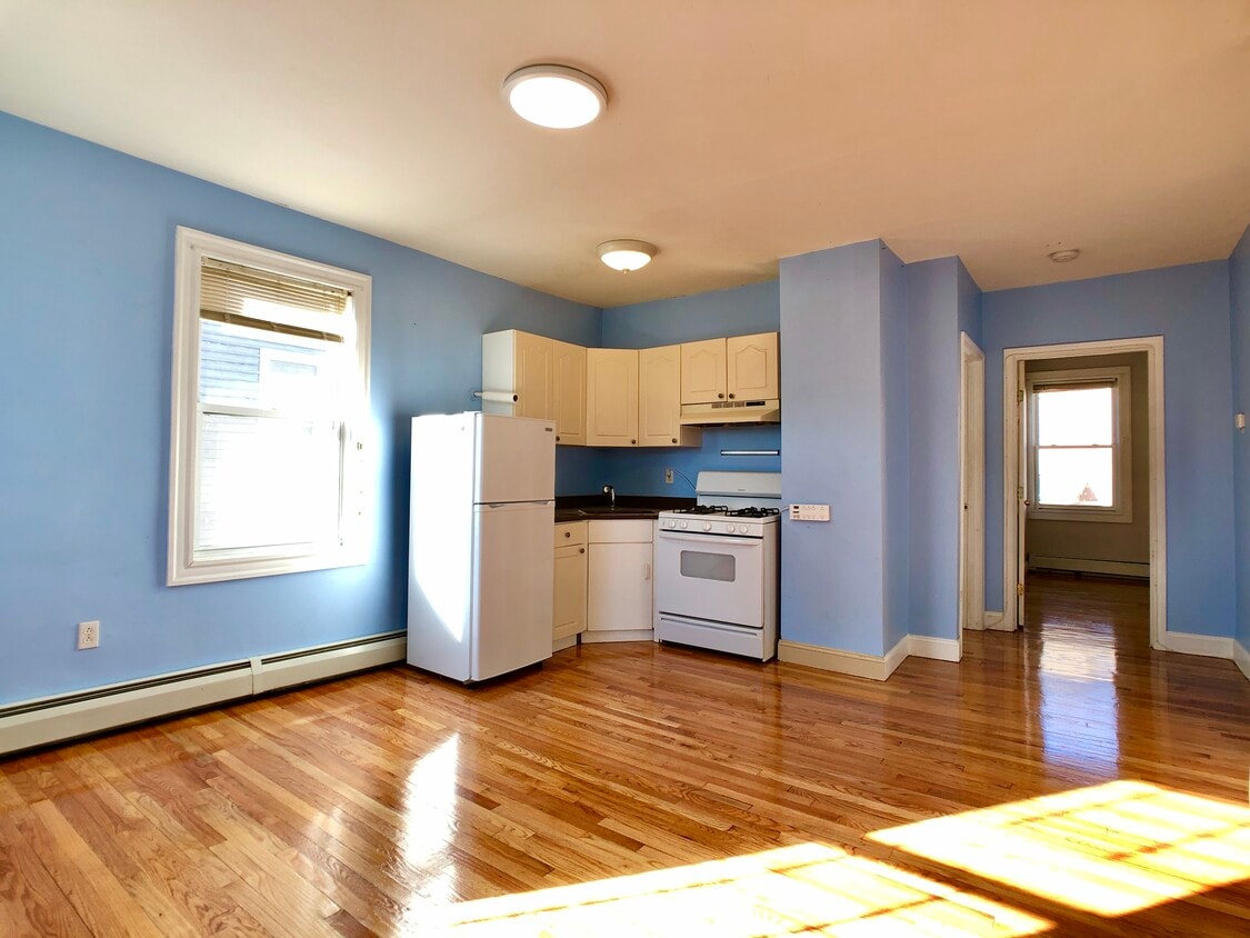 Primary Photo - 180 Heath St