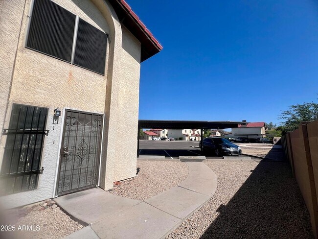 Foto del edificio - 2424 E Tracy Ln