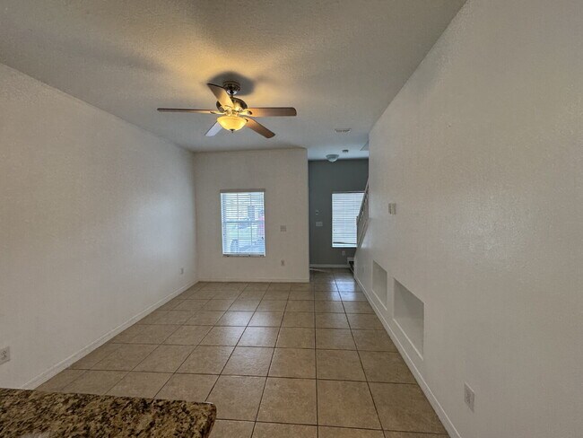 Foto del edificio - "Charming Tampa Retreat: Stylish 2-Bedroom with Granite Finishes & Guest Suite!"