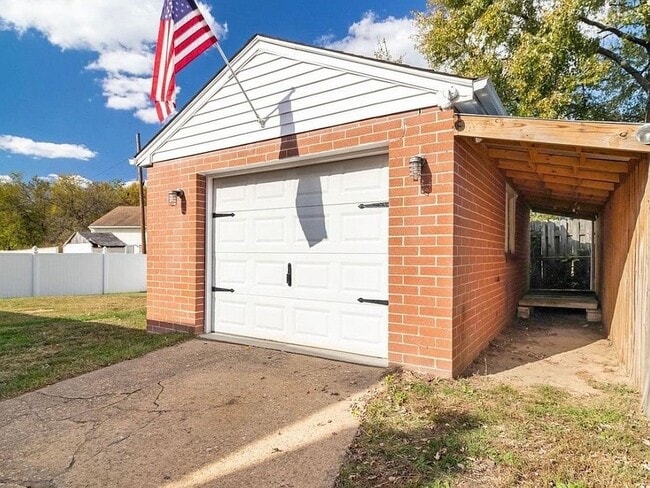 Building Photo - 526 Newfield Rd