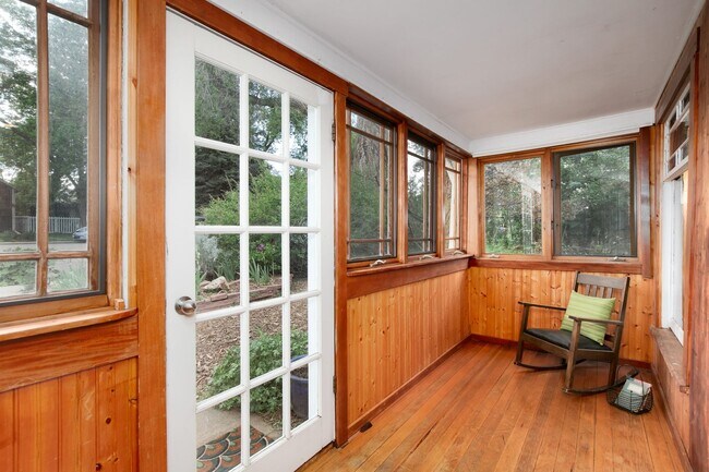 Foto del edificio - Charming Old Town Louisville Bungalow with Solar & Carriage House!