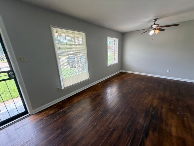 Building Photo - 344 E Shelby Dr