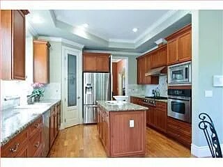 Foto del edificio - "Elegant 5-Bedroom Oasis with 4 Luxurious ...