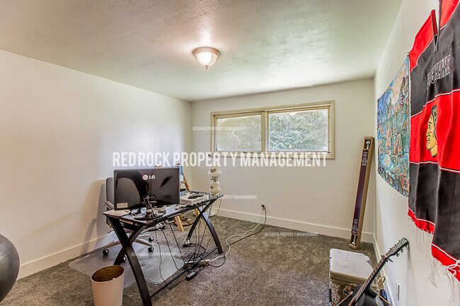 Building Photo - 9764 N Maple St