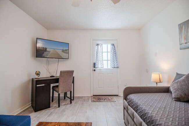 Building Photo - 3037 Peel Ave