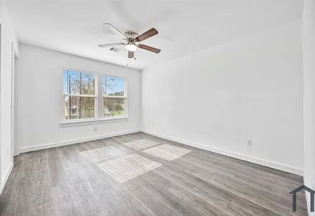 Foto del edificio - 8224 Bigwood St