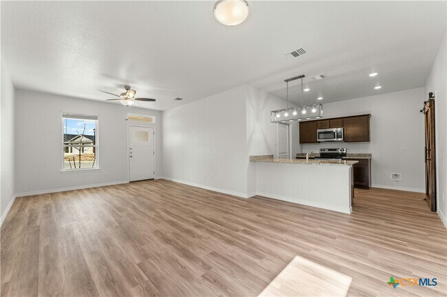 Building Photo - 1118 B Zora Dr