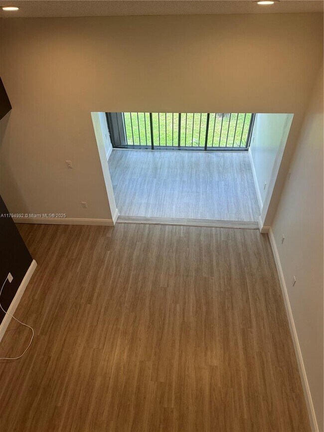 Building Photo - 9419 Fontainebleau Blvd