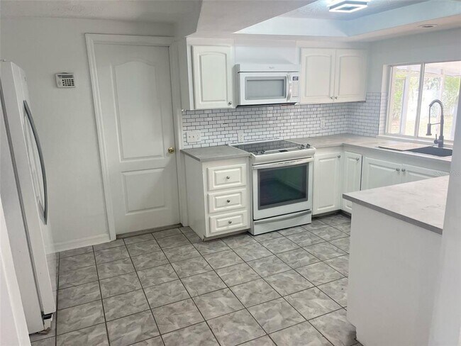 Building Photo - 11631 Seminole Dr