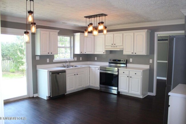 Kitchen - 8132 Legacy Ln