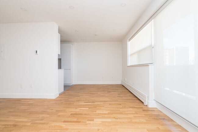 Building Photo - 365 Eglinton Ave E