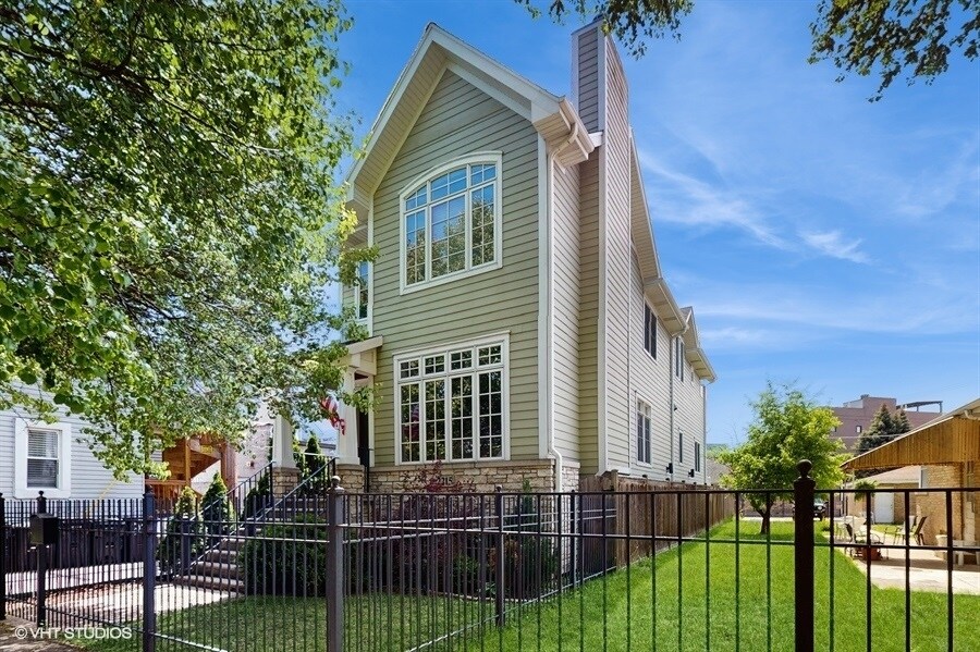 Primary Photo - 2215 W Barry Ave