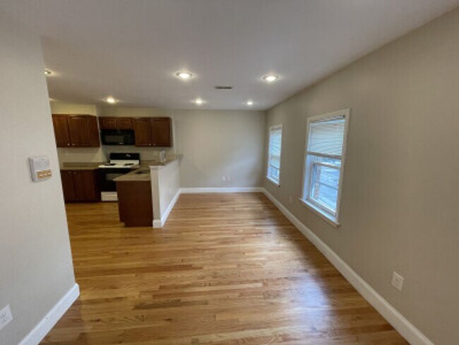 Building Photo - Updated Boston/Roxbury 1 Bed Near BMC and BU Medical.  Parking Included.  NO BROKER FEE