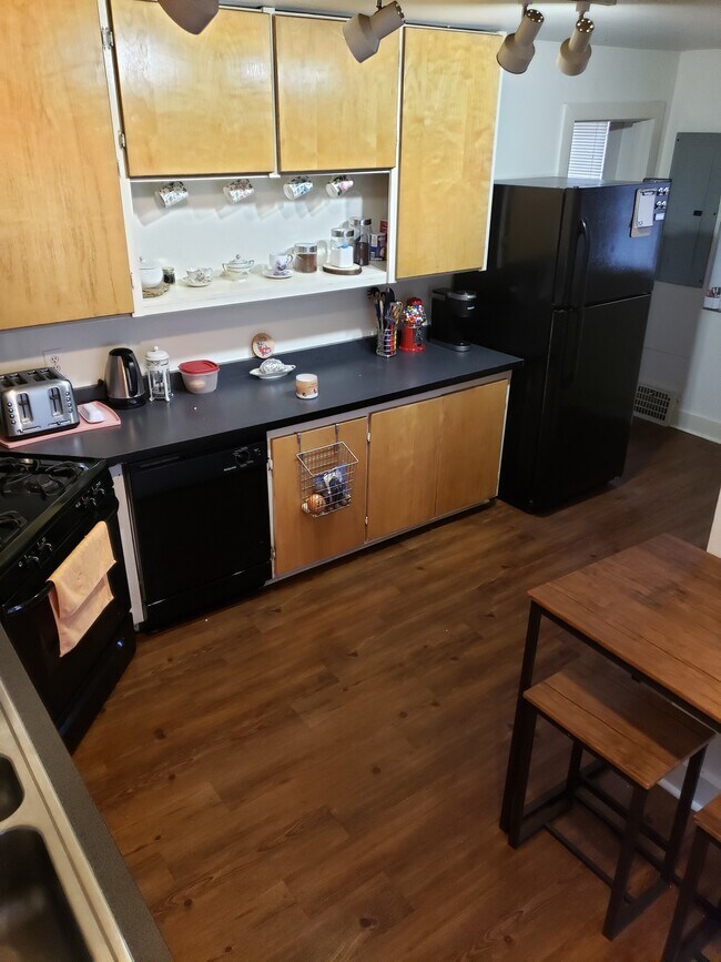 Foto del edificio - 3246 N Oakland Ave