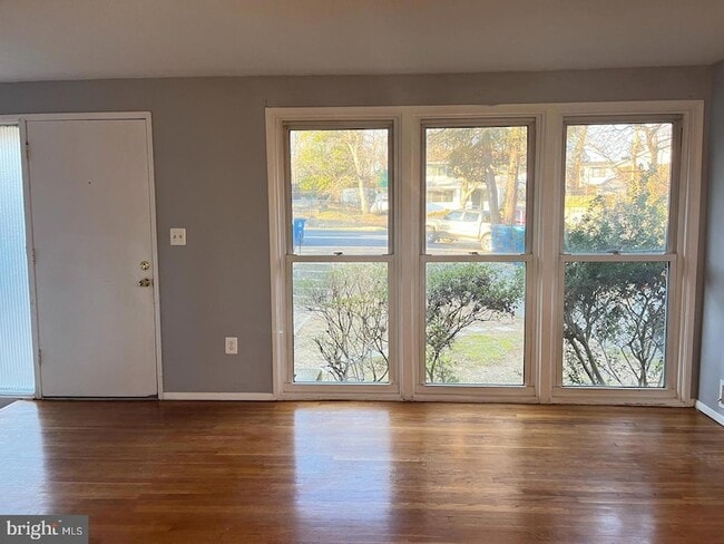 Foto del edificio - 6323 Fenton Ct