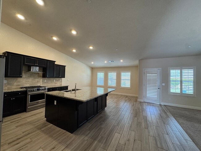 Building Photo - 391 Maclure Ave