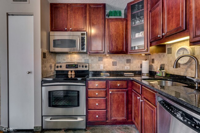Kitchen - 33 W Delaware Pl