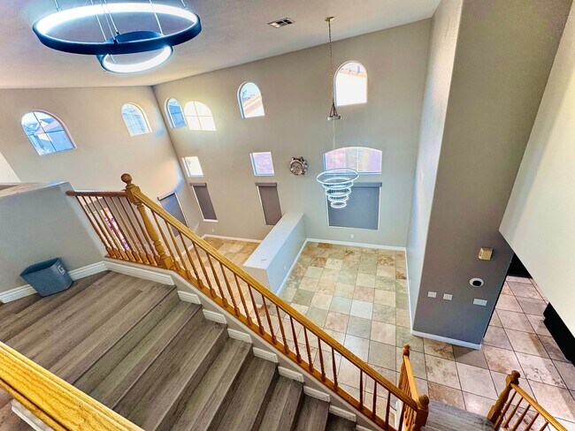 Foto del edificio - 5 Bedroom Home For Rent