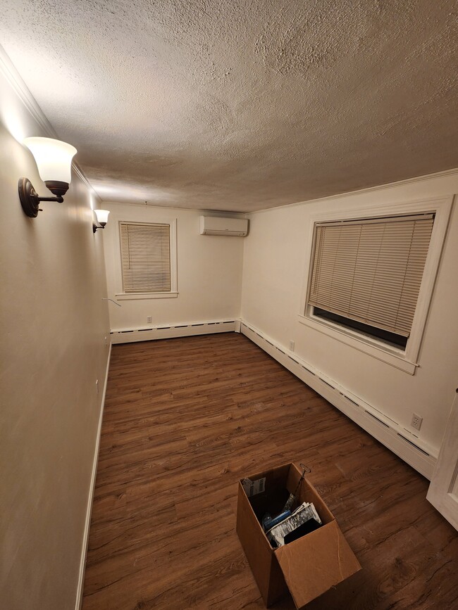 room for rent looking in - 11 Hill Rd House